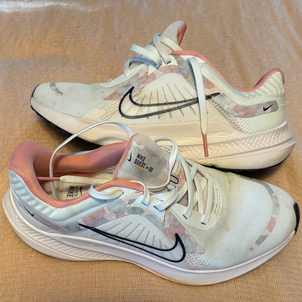 Nike Women's Quest 5 Running Shoes